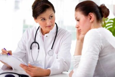 Neurologas pacientui skiria krūtinės ląstos osteochondrozės gydymą vaistais.