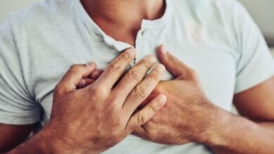 Vienas iš krūtinės ląstos osteochondrozės simptomų yra skausmas krūtinės srityje